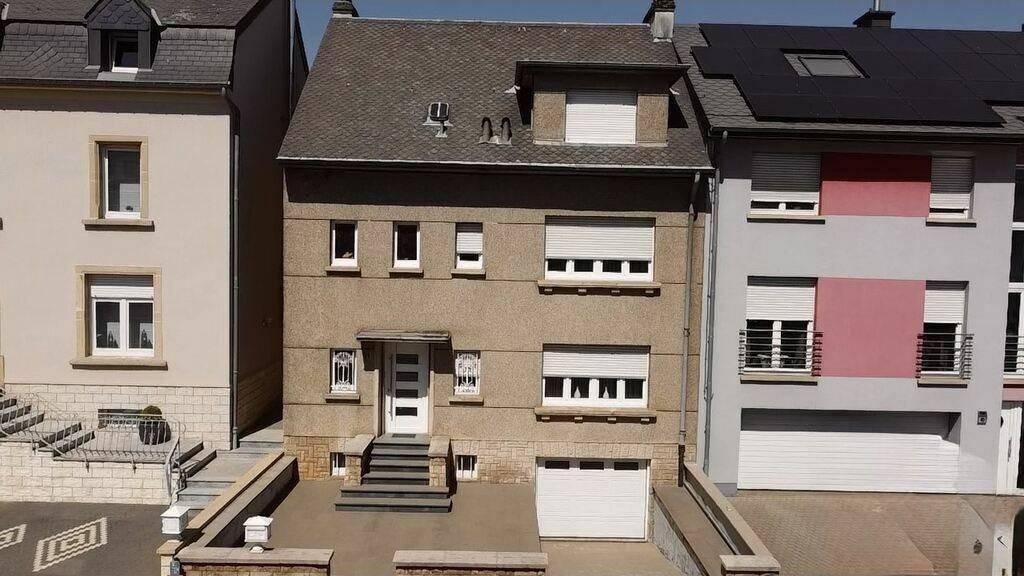 Haus fir ze renovéieren mat Duebelgarage, Foto 2